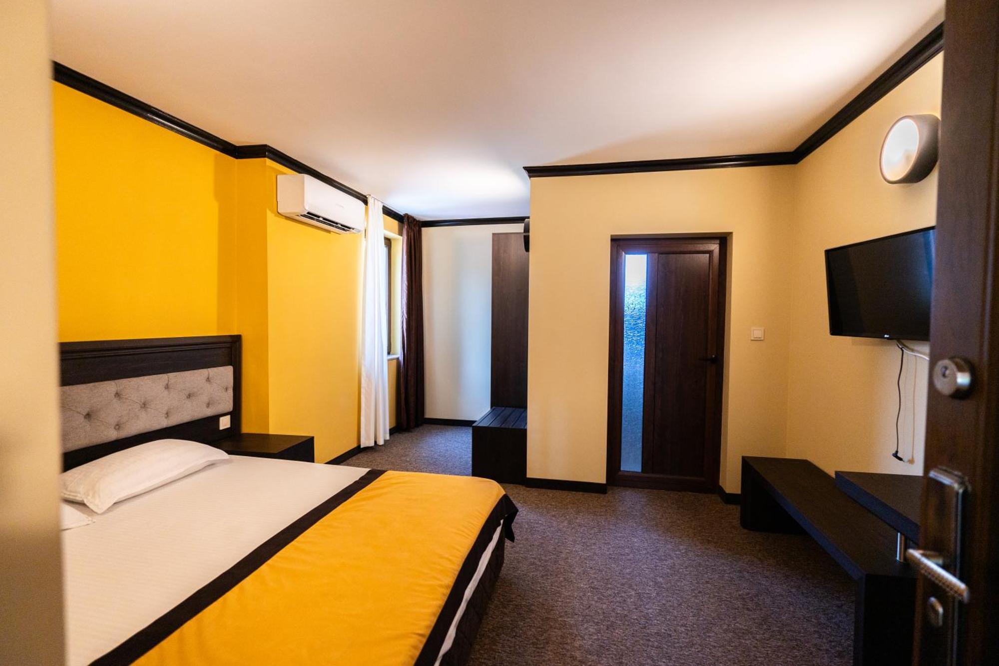 Family Hotel Bunara Брестник Екстериор снимка