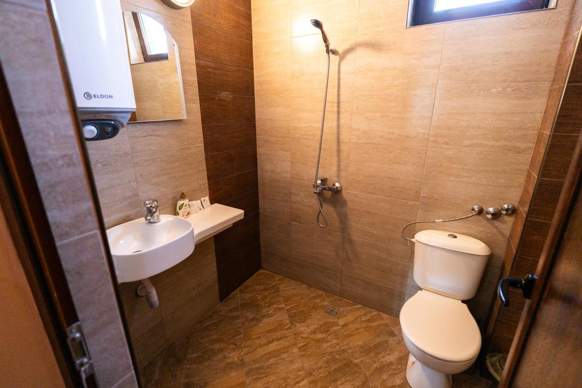 Family Hotel Bunara Брестник Екстериор снимка